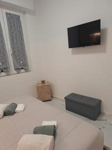 a living room with a flat screen tv on a wall at Delizioso bilocale Paolo in Alassio