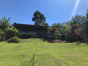a house on a hill with a green yard at Casa Morro da Borússia in Osório