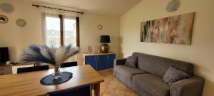 a living room with a couch and a table at Casa Nala - Villa con giardino in Budoni