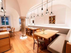 a dining room with a table and some chairs at AndersOrt Haus der Frauen in Buchberg bei Herberstein