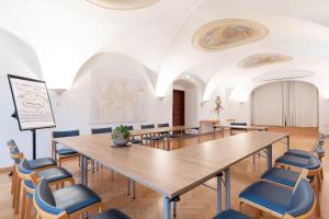 a conference room with a long table and chairs at AndersOrt Haus der Frauen in Buchberg bei Herberstein