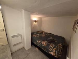 a small bedroom with a bed in a room at Dorpsdijk 53A in Vrouwenpolder