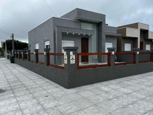 a building with a fence in front of it at Refúgio Rossa in Xangri-lá