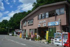 十和田的住宿－月桂汽車旅館，街道一侧有标志的建筑