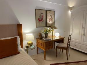 a bedroom with a desk with a bed and a chair at Dimora Lùmina in Gallipoli