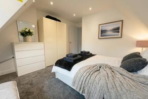 a bedroom with a large bed and a dresser at Rosey Lodge -1Bedroom Cousy Flat - Parking, Netflix, WIFI - Close to Blenheim Palace & Oxford - F5 in Oxford