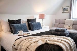 a bedroom with a large bed and a couch at Rosey Lodge -1Bedroom Cousy Flat - Parking, Netflix, WIFI - Close to Blenheim Palace & Oxford - F5 in Oxford