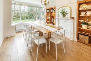 a dining room with a table and chairs at Host & Stay - Combpyne in Compton