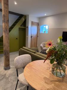 a living room with a couch and a table at Boerderij de Voorste Eng in Otterlo