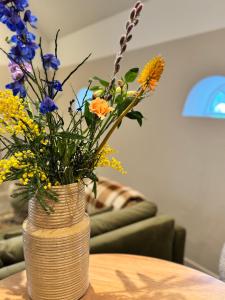 a vase of flowers sitting on a table at Boerderij de Voorste Eng in Otterlo