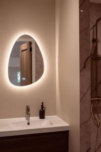 a bathroom with a sink and a mirror at Boerderij de Voorste Eng in Otterlo +17 photos