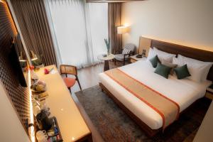 a hotel room with a bed and a desk at Siddhartha Riverside Resort, Chumlingtar in Makaising