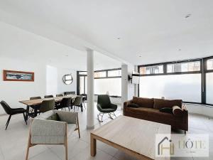 a living room with a couch and a table at L'Instant Elégant - Plage à 100m in Bray-Dunes