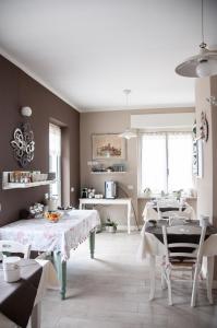 a dining room with a table and chairs at B&B La Fiaba in Sirmione