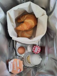 a bagel and eggs and bread and other food at Zimmer am Ring - ruhiges Zimmer im Grünen, Frühstück auf eigener Terrasse mit Morgensonne und fußläufig zum Badeplatz Schwarzindien am Mondsee in Sankt Lorenz