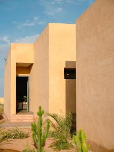 a house in the desert with a cactus at Palais Victoria in El Aïn