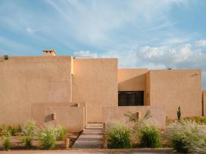 a building in the desert with plants in front of it at Palais Victoria in El Aïn