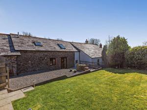 an exterior view of a stone house with a yard at 2 Bed in Holsworthy oc-00813 in Pyworthy