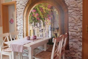 a dining room table with a painting of a street at FeWo Alte Post in Oberdigisheim