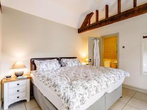a bedroom with a large bed and a bathroom at 2 Bed in Taunton oc-blafa in Oake