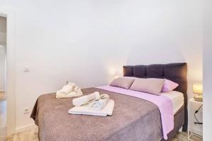 a bedroom with two towels on a bed at Beautiful new apartment Blaz in Mali Lošinj