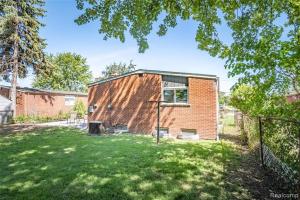 a brick house with a window in a yard at Lonnie in Westland +2 photos