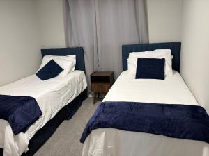 two beds sitting next to each other in a room at Lonnie in Westland