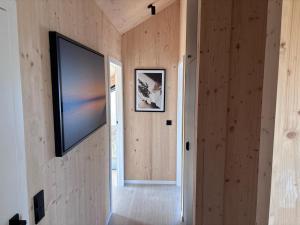a room with a flat screen tv on a wall at Ferienhaus Sonnenwasser am Partwitzer See in Klein Partwitz