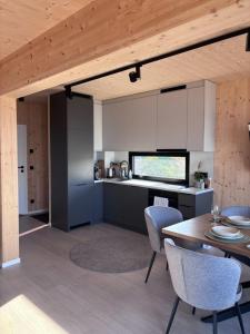 a kitchen and dining room with a table and chairs at Ferienhaus Sonnenwasser am Partwitzer See in Klein Partwitz