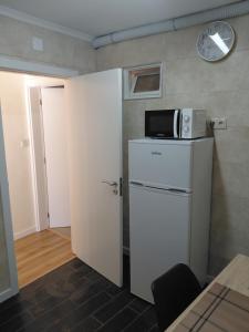 a kitchen with a microwave on top of a refrigerator at Refugio de Moncorvo in Torre de Moncorvo +33 photos