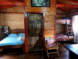 a bedroom with a bunk bed and two bunk beds at Las Bromelias Lodge in Paso Macho