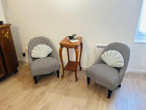 a room with two chairs and a table with at Maisonnette La Chouette in Azille +9 photos