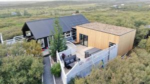 Luftaufnahme eines Hauses auf einem Hügel in der Unterkunft Selás 5 in Jarðlangsstaðir