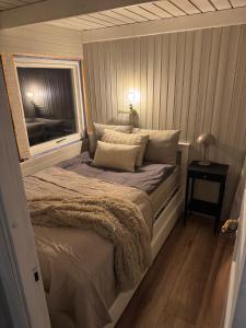 ein kleines Schlafzimmer mit einem Bett und einem Fenster in der Unterkunft Selás 5 in Jarðlangsstaðir