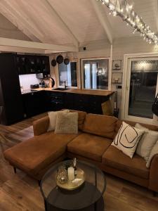 ein Wohnzimmer mit Sofa und Tisch in der Unterkunft Selás 5 in Jarðlangsstaðir