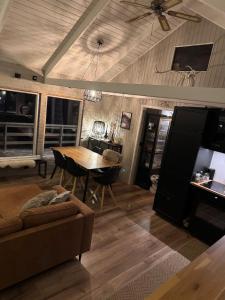 ein Wohnzimmer mit Sofa und Tisch in der Unterkunft Selás 5 in Jarðlangsstaðir + 8 Fotos