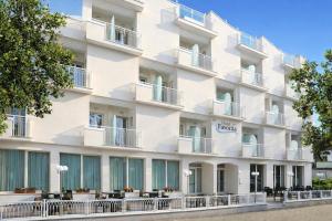 an image of the front of a hotel at Hotel Favorita Easy Stay B&B in Cesenatico