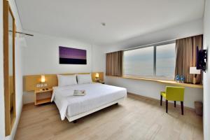 Ένα ή περισσότερα κρεβάτια σε δωμάτιο στο Whiz Prime Hotel Sudirman Pekanbaru