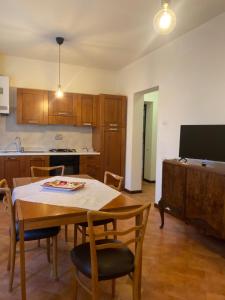 a kitchen and dining room with a table and chairs at Casa Rasiglia 2 House Smart in Casenove