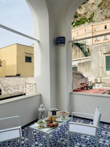 a room with a table and two chairs and a window at Dolce Pausa in Atrani
