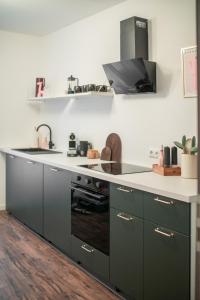 a kitchen with a sink and a stove at Ruhiges City-Wohnapartment - 5 min zum Markplatz in Annaberg-Buchholz
