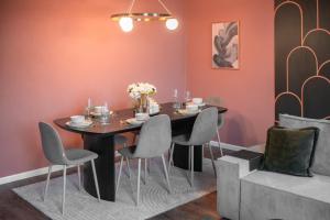 a dining room with a black table and chairs at Ruhiges City-Wohnapartment - 5 min zum Markplatz in Annaberg-Buchholz +24 photos