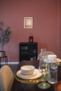 a dining room table with plates and glasses on it at Ruhiges City-Wohnapartment - 5 min zum Markplatz in Annaberg-Buchholz