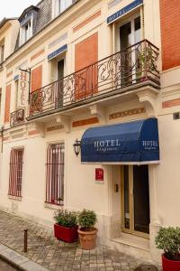 a hotel with a blue awning on a building at Hôtel d'Angleterre in Versailles
