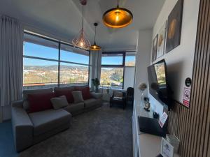 a living room with a couch and a tv at Bela vista AL in Paredes de Coura