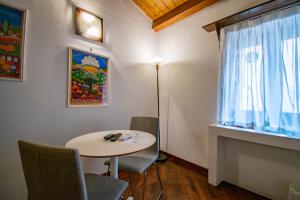 a room with a table and chairs and a window at Case Ruggero in Cefalù