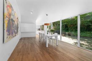 a white dining room with a white table and chairs at Spacious Luxury Villa Apartment - Two Bedrooms in Egå