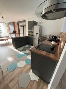 a kitchen with a floor with blue and white tiles at Hyper centre parking privé in La Roche-sur-Yon