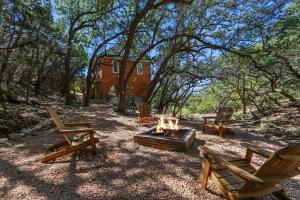 a group of benches sitting around a fire pit at Green Roof Cottage in Canyon Lake