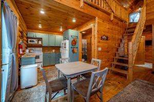a kitchen with a table and chairs in a cabin at Johnsons Creek Cabin by Railey Vacations in Oakland